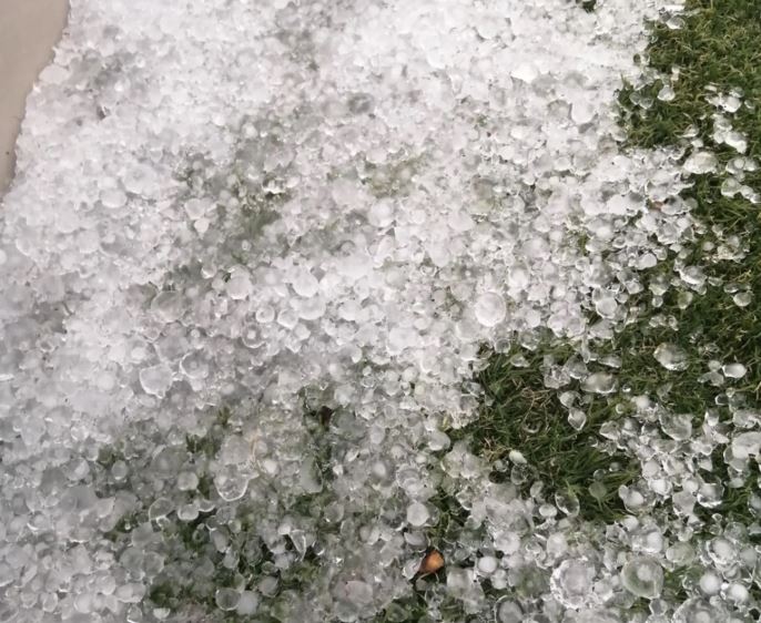 Τρίκαλα: Άνοιξαν οι ουρανοί – Χαλάζι και ισχυροί άνεμοι προκάλεσαν ζημιές