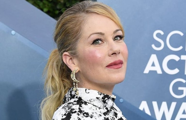 Η Κριστίνα Άπλγκέϊτ νοσηλεύεται – «Κλαίω στην αγκαλιά της νοσοκόμας»