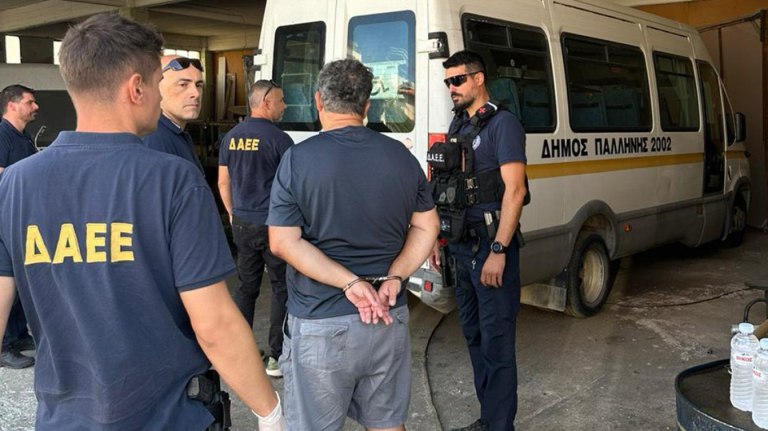 Συνελήφθη μόνιμος υπάλληλος του Δήμου Παλλήνης για τέσσερις εμπρησμούς