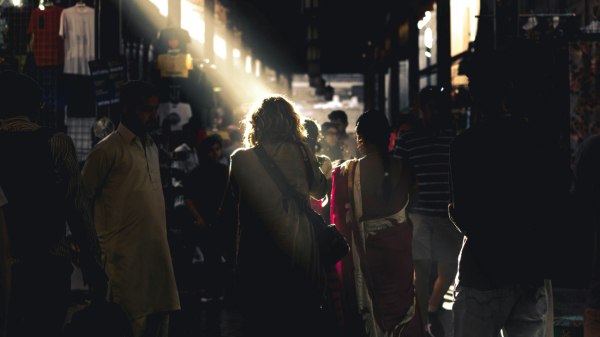 Stalking: Πώς η εμμονική παρακολούθηση αυξάνει τον κίνδυνο για έμφραγμα ή εγκεφαλικό στις γυναίκες