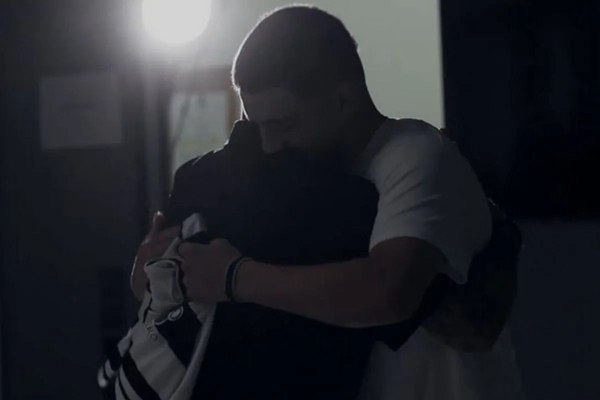 ΠΑΟΚ: Ο Βιείρίνια παραδίδει τη φανέλα με το «Νο 20» στον Χρήστο Ζαφείρη (vid)