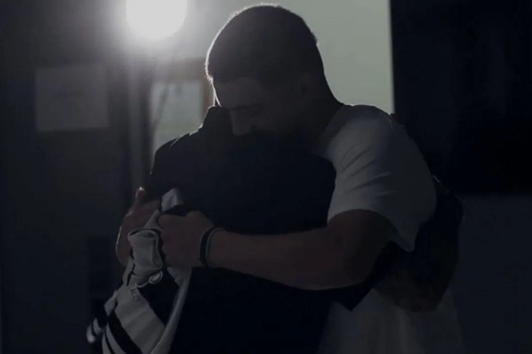 ΠΑΟΚ: Ο Βιείρίνια παραδίδει τη φανέλα με το «Νο 20» στον Χρήστο Ζαφείρη (vid)