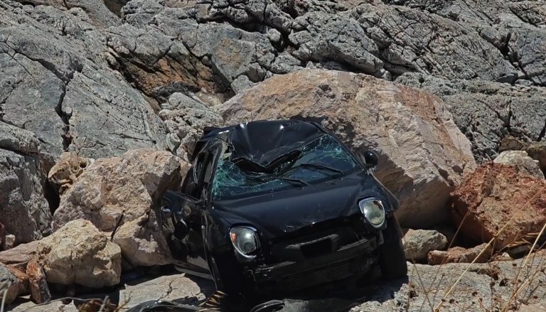 Αθηνών – Σουνίου: Αυτοκίνητο έπεσε σε γκρεμό 12 μέτρων στις «τρύπες του Καραμανλή» – Σοβαρά η οδηγός