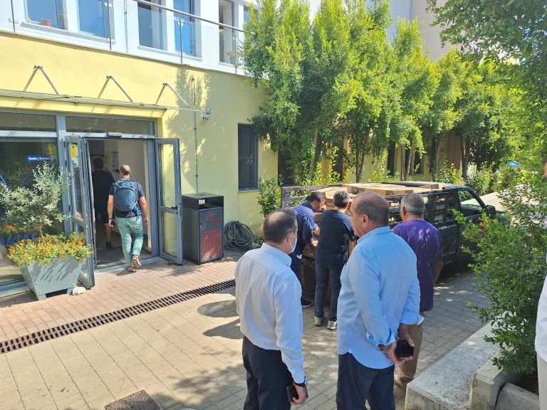 Διατηρώντας την ανωνυμία του δωρίζει υπολογιστές σε σχολεία της Καλαμάτας