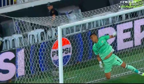 Τρομερή απόκρουση από τον Ιρφάν σε εκτέλεση φάουλ του Ακτούρκογλου (vid)