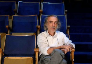 «Οι Απόντες»: Η βιωματική παράσταση – δράση του Βασίλη Κατσικονούρη, στο θέατρο Σταθμός