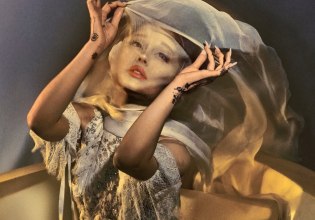 Αριάνα Γκράντε: Εσύ, που ψήφισες Τραμπ, τώρα που όλοι ζουν στον φόβο, ζεις καλύτερα; 