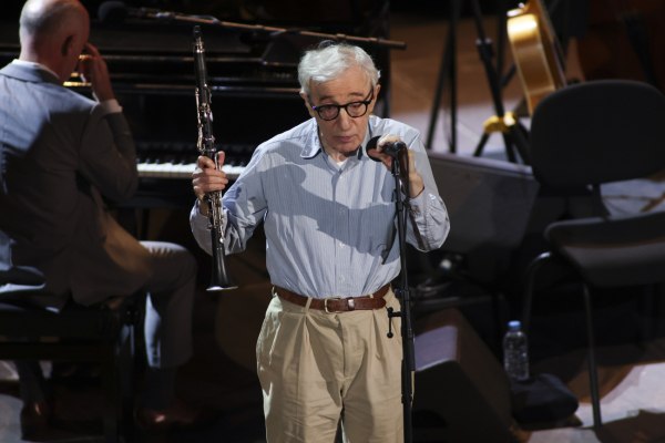 O Γούντι Άλεν λέει πως η «cancel culture είναι ανόητη» όταν η Ντίλαν Φάροου επιμένει: «Με κακοποίησε σεξουαλικά»