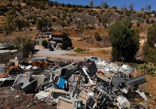 Πέταγαν μπάζα σε λόφο του Κορυδαλλού – Δύο συλλήψεις