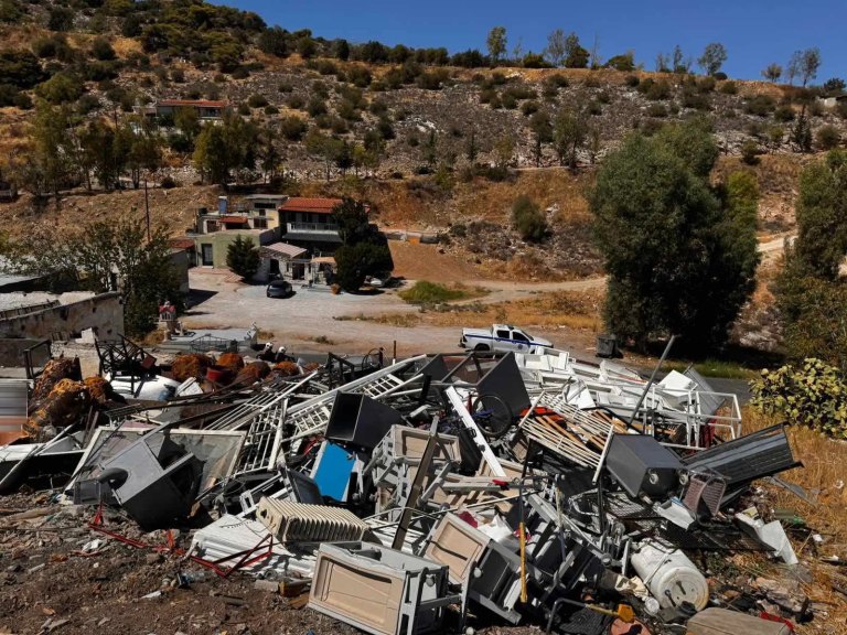 Πέταγαν μπάζα σε λόφο του Κορυδαλλού – Δύο συλλήψεις