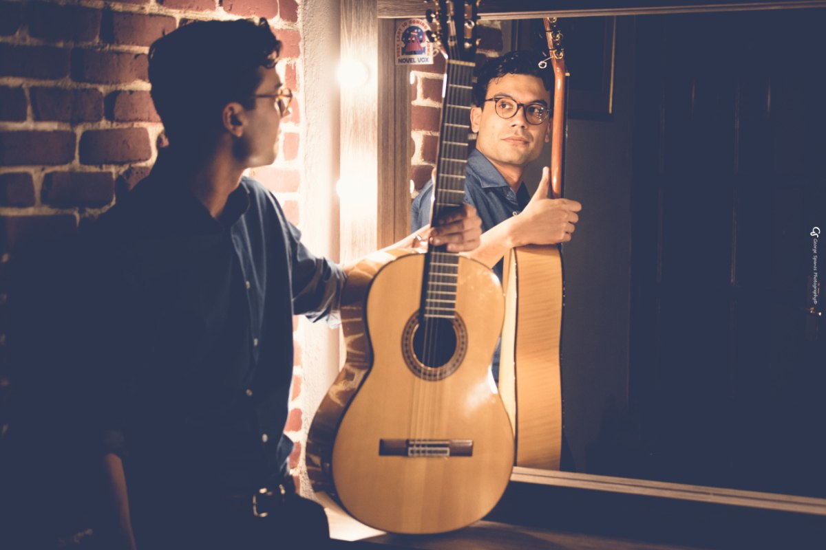 Ο Δημήτρης Μπάκουλης μας αποκαλύπτει όσα θα ζήσουμε στη συναυλία του, στο θέατρο Ρεματιάς