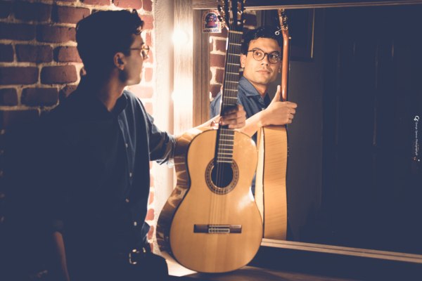 Ο Δημήτρης Μπάκουλης μας αποκαλύπτει όσα θα ζήσουμε στη συναυλία του, στο θέατρο Ρεματιάς