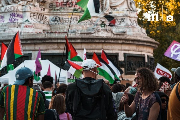 To in στο Παρίσι: Η Πλατεία της Δημοκρατίας πλημμύρισε με συνθήματα για την Παλαιστίνη