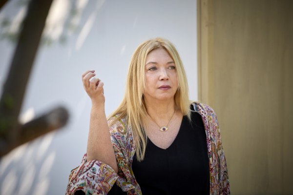 Μελίσσα Στοΐλη: «Οι πρώτες ύλες της λογοτεχνίας μπορεί να κρύβονται στην υγρασία μιας πόλης»