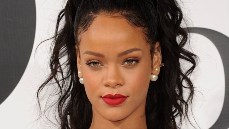 Rihanna: Γέννησε το τρίτο της παιδί της