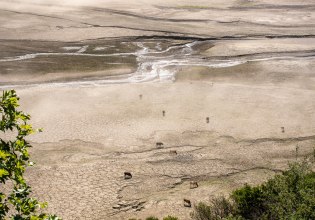 «Μέχρι το τέλος Οκτωβρίου θα έχει αποκαλυφθεί ολόκληρο το χωριό Κάλλιο» – Κατά 52% μειώθηκε η επιφάνεια της λίμνης του Μόρνου σε τέσσερα χρόνια