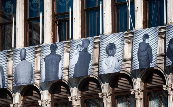 Εκατό ασπρόμαυρα πορτρέτα μεταναστών κάνουν την εμφάνιση τους σε κτήριο του 16ου αιώνα στη Βενετία