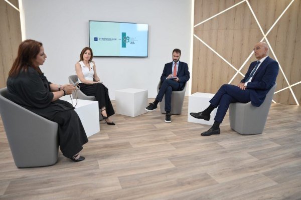 Ο Δένδιας υπόσχεται περαιτέρω αυξήσεις στις Ένοπλες Δυνάμεις ενώ ο Μητσοτάκης προσπαθεί να τον «εξαφανίσει»