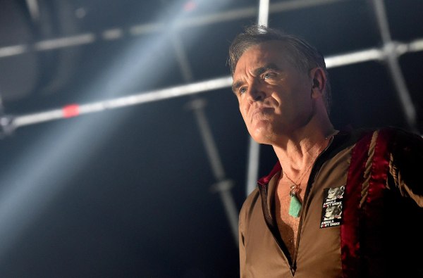 «Θα προσπαθήσω να σε πυροβολήσω»: Απειλή θανάτου «παγώνει» την περιοδεία του Morrissey στις ΗΠΑ