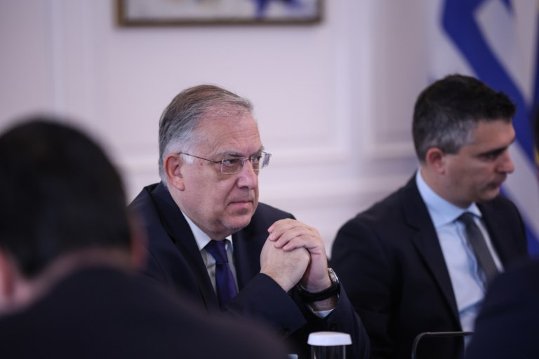 Θεοδωρικάκος: «Οι έλεγχοι θα συνεχιστούν, δεν είναι διαπραγματεύσιμο» – Τι λέει για τα πρόστιμα 2,2 εκατ. ευρώ