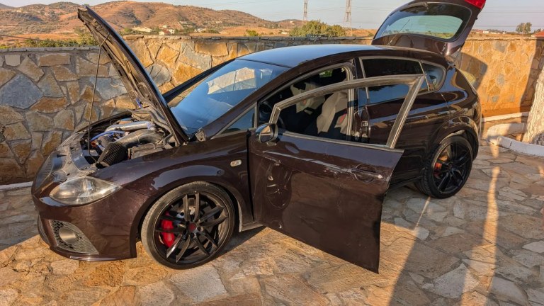 Εξαρθρώθηκε σπείρα που έκλεβε αυτοκίνητα σε όλη την Αττική – Πέντε συλλήψεις