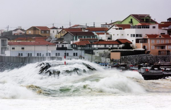 Σε κατάσταση έκτακτης ανάγκης οι Αζόρες καθώς πλησιάζει απειλητικά ο κυκλώνας Γκαμπριέλ