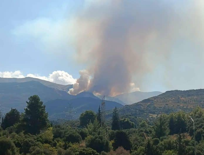 εικόνα που δείχνει τη φωτιά στο Παναχαϊκό όρος στην Πάτρα