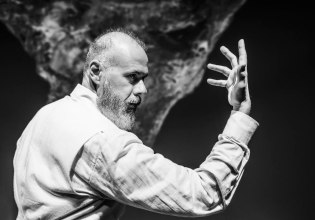 Ο Γιάννης Καλαβριανός έρχεται με δύο πολύ επιτυχημένες παραστάσεις τη νέα σεζόν στο ιστορικό Αμφι-θέατρο