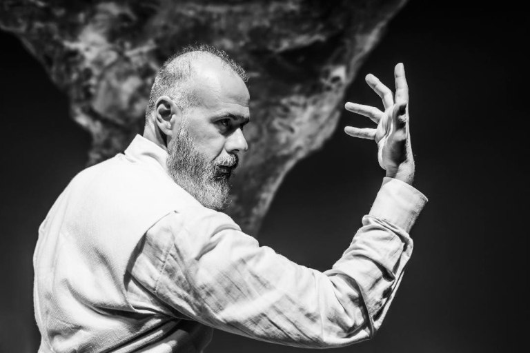 Ο Γιάννης Καλαβριανός έρχεται με δύο πολύ επιτυχημένες παραστάσεις τη νέα σεζόν στο ιστορικό Αμφι-θέατρο