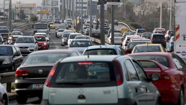 Αττική: Μποτιλιαρίσματα στους δρόμους – Στο «κόκκινο» η Κηφισίας λόγω πτώσης υλικών από φορτηγό