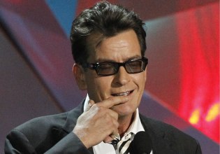 Από τον πιο «ακριβοπληρωμένο ηθοποιό» στο λιντσάρισμα – Πόση είναι η καθαρή περιουσία του Τσάρλι Σιν σήμερα;