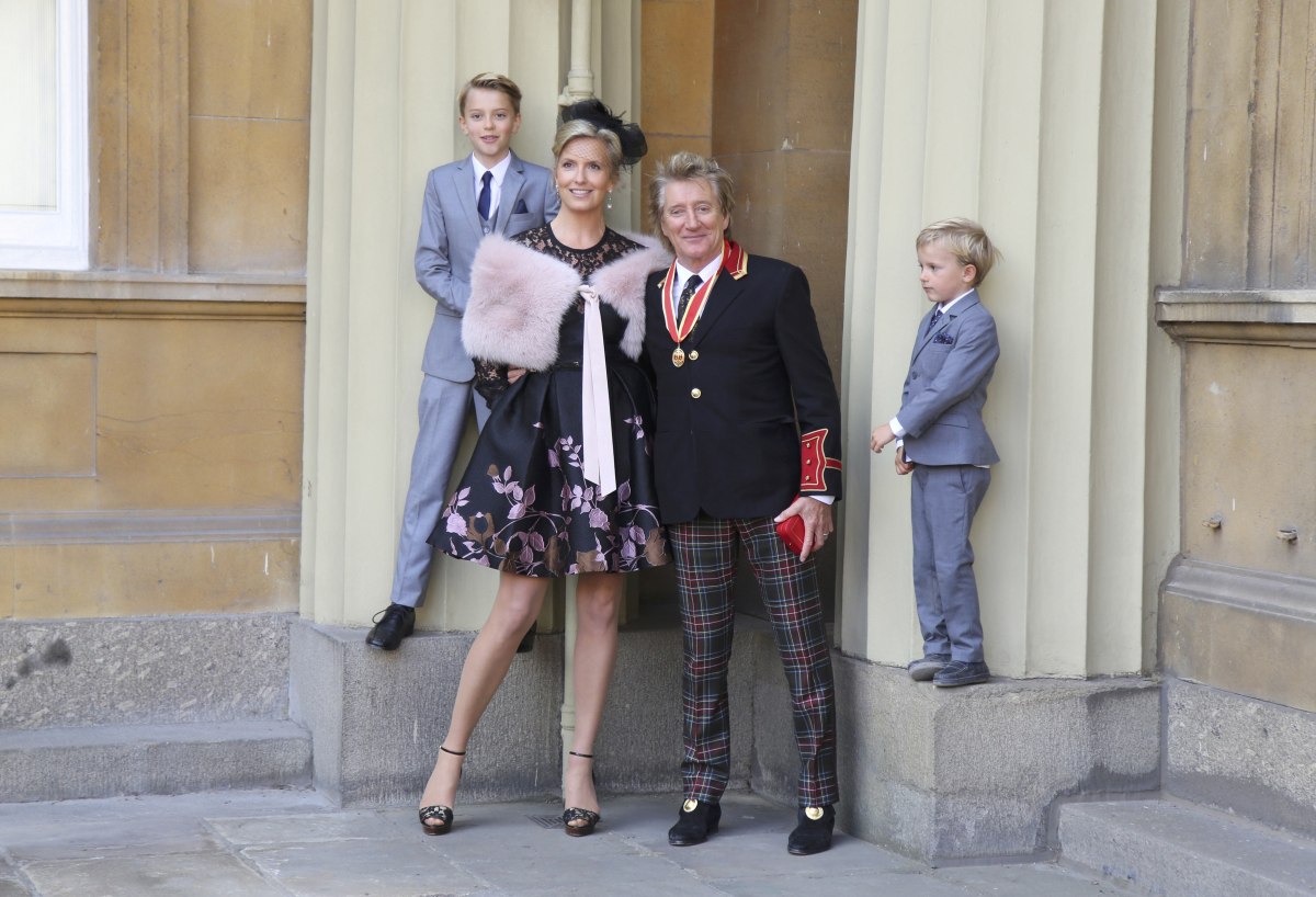 «Σχεδόν τον χώρισα» – Η σύζυγος του Ροντ Στιούαρτ αποκαλύπτει μια δύσκολη φάση της σχέσης τους