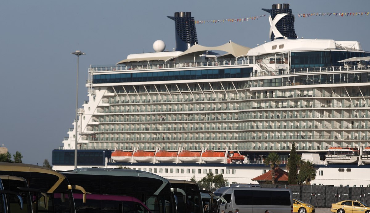 Λιμάνι του Πειραιά: Κρουαζιερόπλοιο με  450 επιβάτες προσέκρουσε στην προβλήτα κατά την πρόσδεση