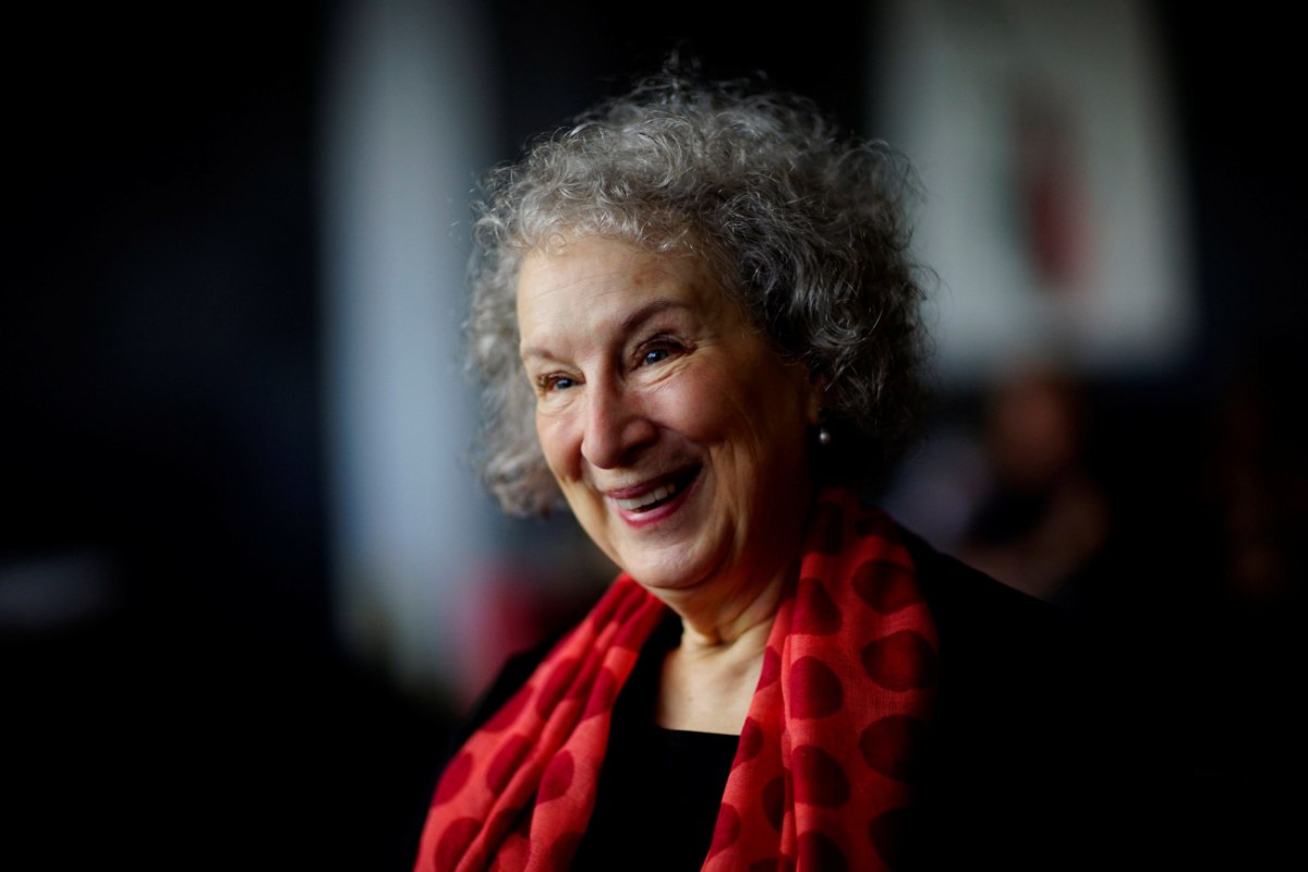 «Πάρτε ένα πριν αρχίσουν δημόσιες καύσεις βιβλίων»: Η Μάργκαρετ Άτγουντ για την απαγόρευση του The Handmaid’s Tale