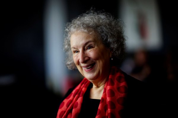 «Πάρτε ένα πριν αρχίσουν δημόσιες καύσεις βιβλίων»: Η Μάργκαρετ Άτγουντ για την απαγόρευση του The Handmaid’s Tale