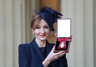 «Μου αρέσουν όλα τα σατιρικά βίντεο»: Η Τζ. Κ. Ρόουλινγκ απαντά εμμέσως στα σχόλια της Έμα Γουάτσον