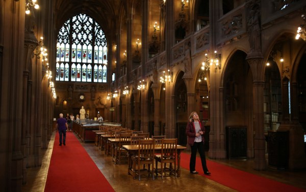 Ποια ήταν η έμπνευση πίσω από την εμβληματική βιβλιοθήκη του Hogwarts;