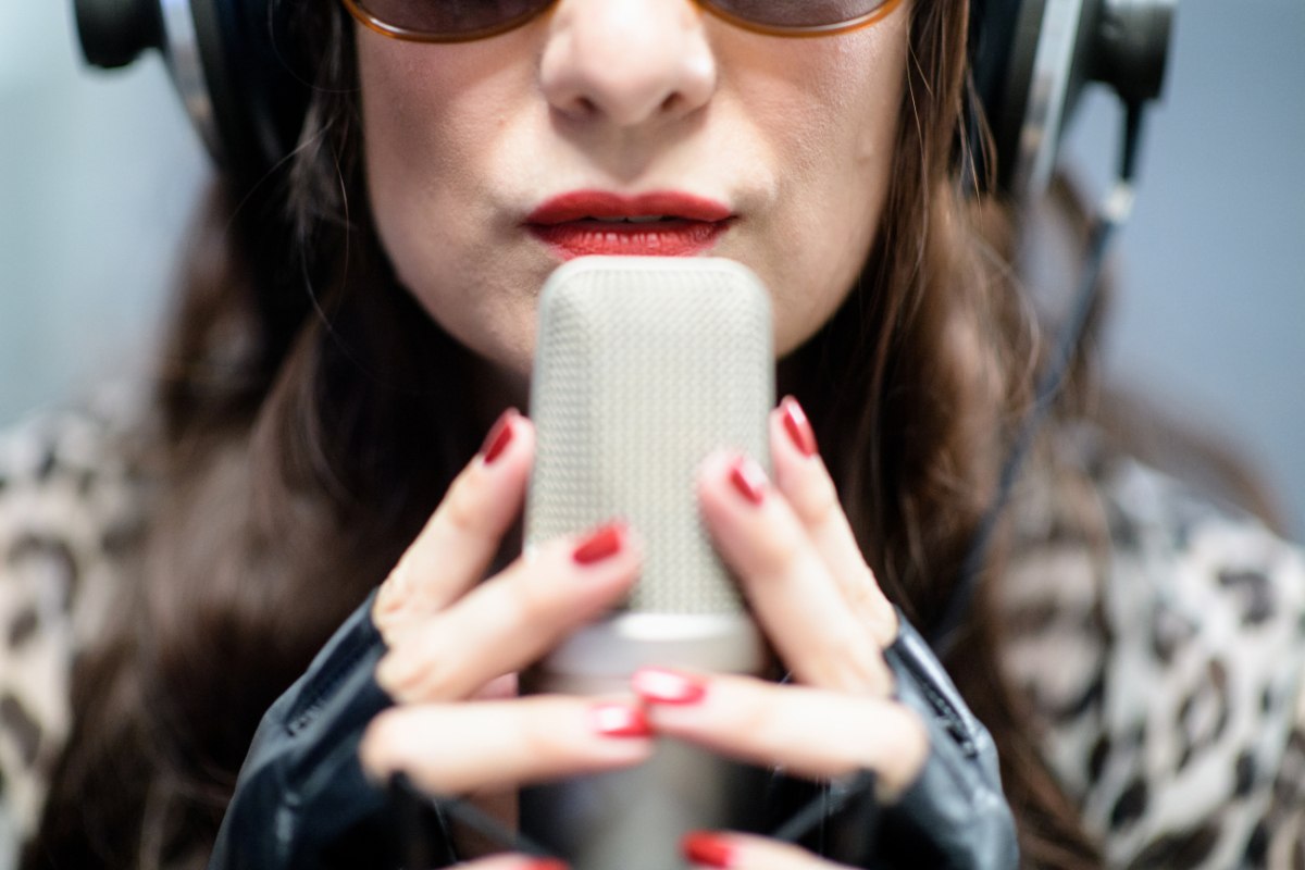 Τι συμβαίνει στον εγκέφαλο όταν ακούμε ASMR – Το μυστήριο πίσω από τους ψιθύρους