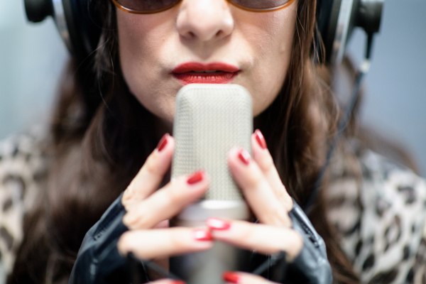 Τι συμβαίνει στον εγκέφαλο όταν ακούμε ASMR – Το μυστήριο πίσω από τους ψιθύρους