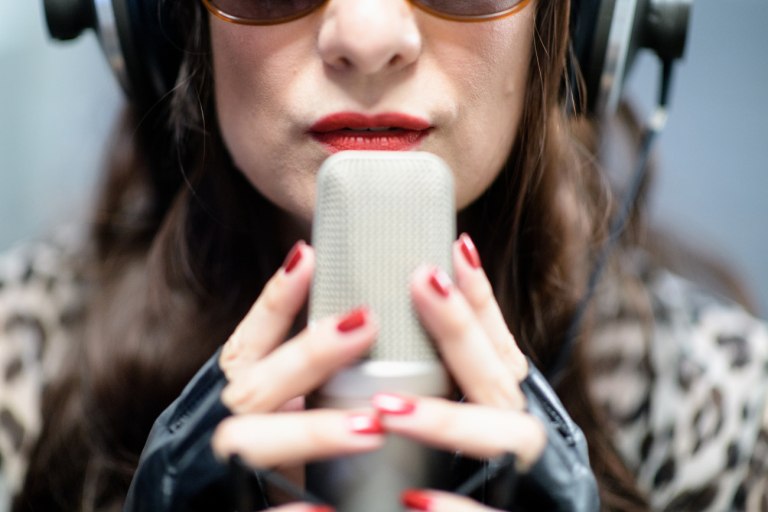 Τι συμβαίνει στον εγκέφαλο όταν ακούμε ASMR – Το μυστήριο πίσω από τους ψιθύρους