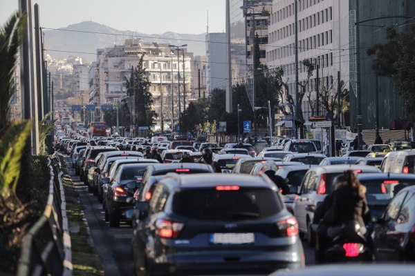 Κίνηση στην Αθήνα: Μπλοκαρισμένοι κεντρικοί δρόμοι – Στο «κόκκινο» ο Κηφισός