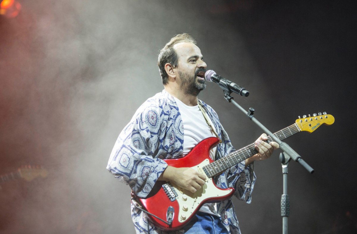 Πρώτο τραπέζι: Ο Monsieur Minimal συναντά τη Νεφέλη Φασούλη στα μπουζούκια με τη Σπάστα Φλώρα