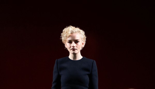 Η Τζούλια Γκάρνερ δηλώνει ότι θέλει να ερωτεύεται τους χαρακτήρες που υποδύεται, ενώ ποζάρει αλά Μαντόνα