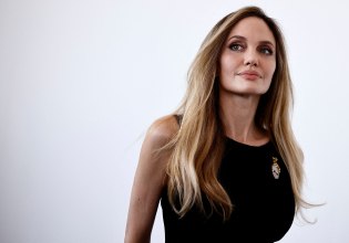 Πιο μοιραία από ποτέ – Η αισθησιακή μεταμόφωση της Αντζελίνα Τζολί στα γυρίσματα της ταινίας Anxious People