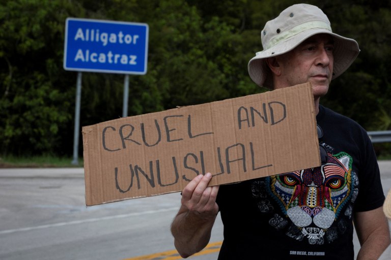 ΗΠΑ: Να μείνει ανοιχτό το «Αλκατράζ με αλιγάτορες» όσο εξετάζεται η έφεση Τραμπ, αποφάσισε το δικαστήριο