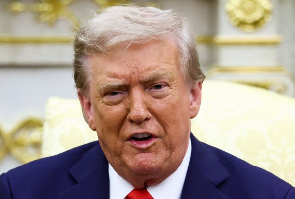 Λευκός Οίκος: Μήπως το παράκανε ο Τραμπ με το χρυσό στο Oβάλ Γραφείο [εικόνες πριν και μετά]