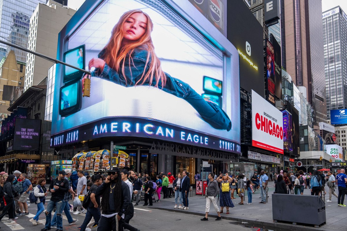 Σίντνεϊ Σουίνι: «Δεν θα μιλήσω για τζιν» – Η ηθοποιός απορρίπτει τη συζήτηση για την καμπάνια της American Eagle