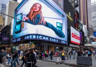Σίντνεϊ Σουίνι: «Δεν θα μιλήσω για τζιν» – Η ηθοποιός απορρίπτει τη συζήτηση για την καμπάνια της American Eagle