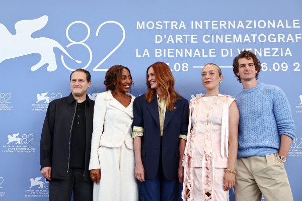 Η απάντηση της Άγιο Εντεμπίρι σε δημοσιογράφο που έκανε ερωτήσεις μόνο στους λευκούς συμπρωταγωνιστές της