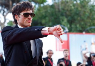 Φεστιβάλ Βενετίας: Γιατί ο «καλλονός Φρανκεστάιν» Τζέικομπ Ελόρντι είναι λάθος – «Σαν Δράκουλας χορτοφάγος»